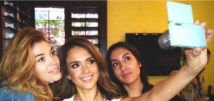 Selfie Jessica Alba_Samsung NXmini