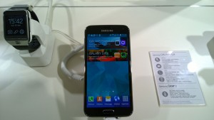 Samsung-Galaxy-S5-Gear-2-Mondo3