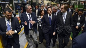 Il Premier Matteo Renzi tra Fabio Romeo, Prysmian Group Chief Strategy Officer (a sinistra) e Massimo Tononi, Presidente del CDA di Prysmian (a destra)