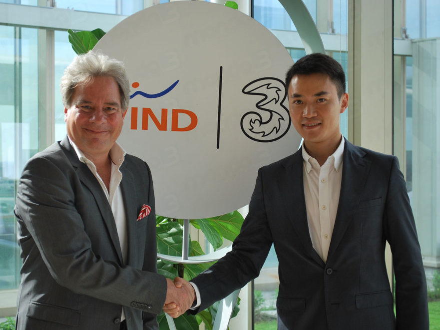 i CEO di Wind Tre (Jeffrey Hedberg) e di Xiaomi (Wang Xiang)