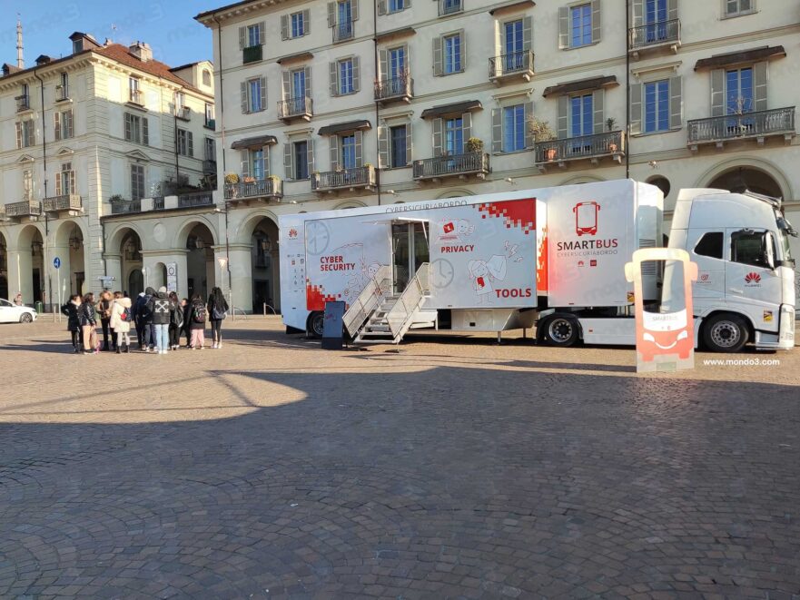 Lo SmartBus di Parole_Ostili e Huawei a Torino - © Mondo3 www.mondo3.com