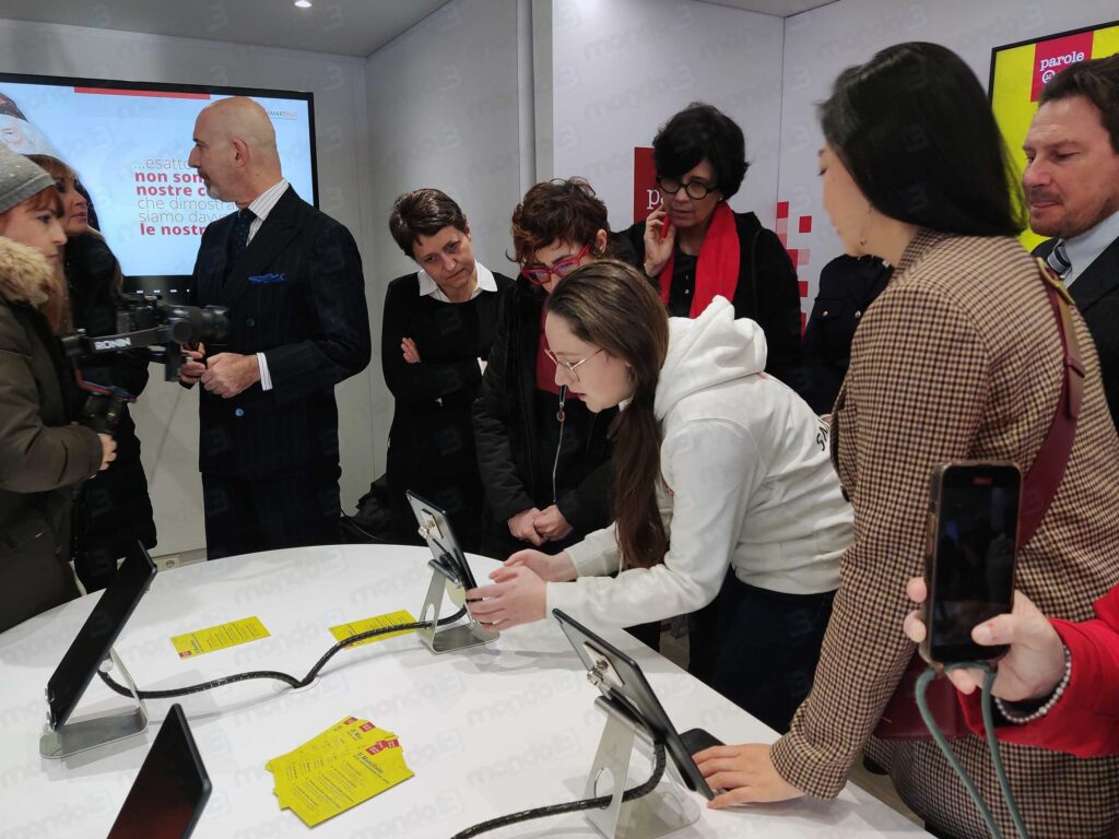 Lo SmartBus di Parole_Ostili e Huawei a Torino - © Mondo3 www.mondo3.com