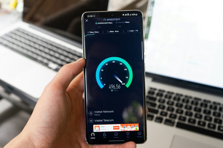 black samsung android smartphone displaying icons - 5G - Photo by Đức Trịnh on Unsplash