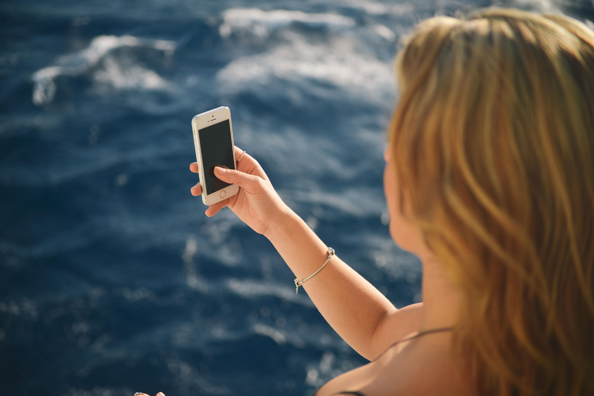 Smartphone in vacanza: strategie per usare giga e  &hellip;