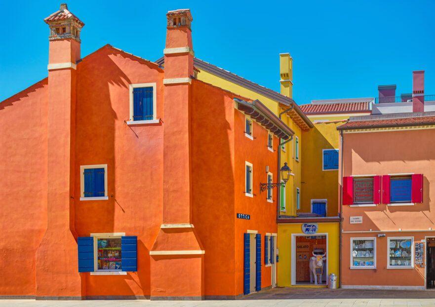 Caorle, le tipiche case colorate e i negozi del centro storico - Foto di giuseppemasci.me.com - Depositphotos_684415222_L